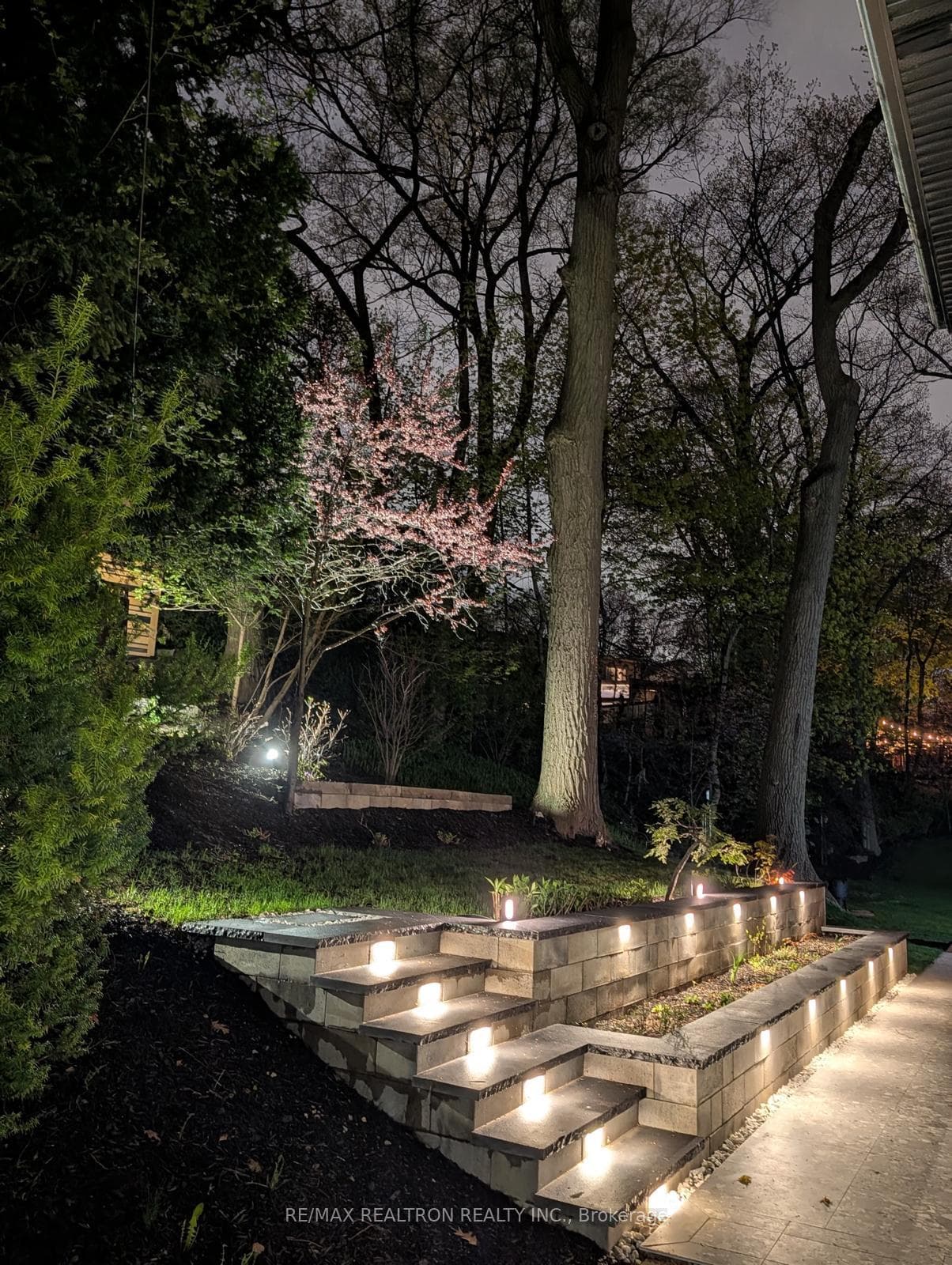 8 Breezewood Drive, Toronto, ON M8Y 2C1