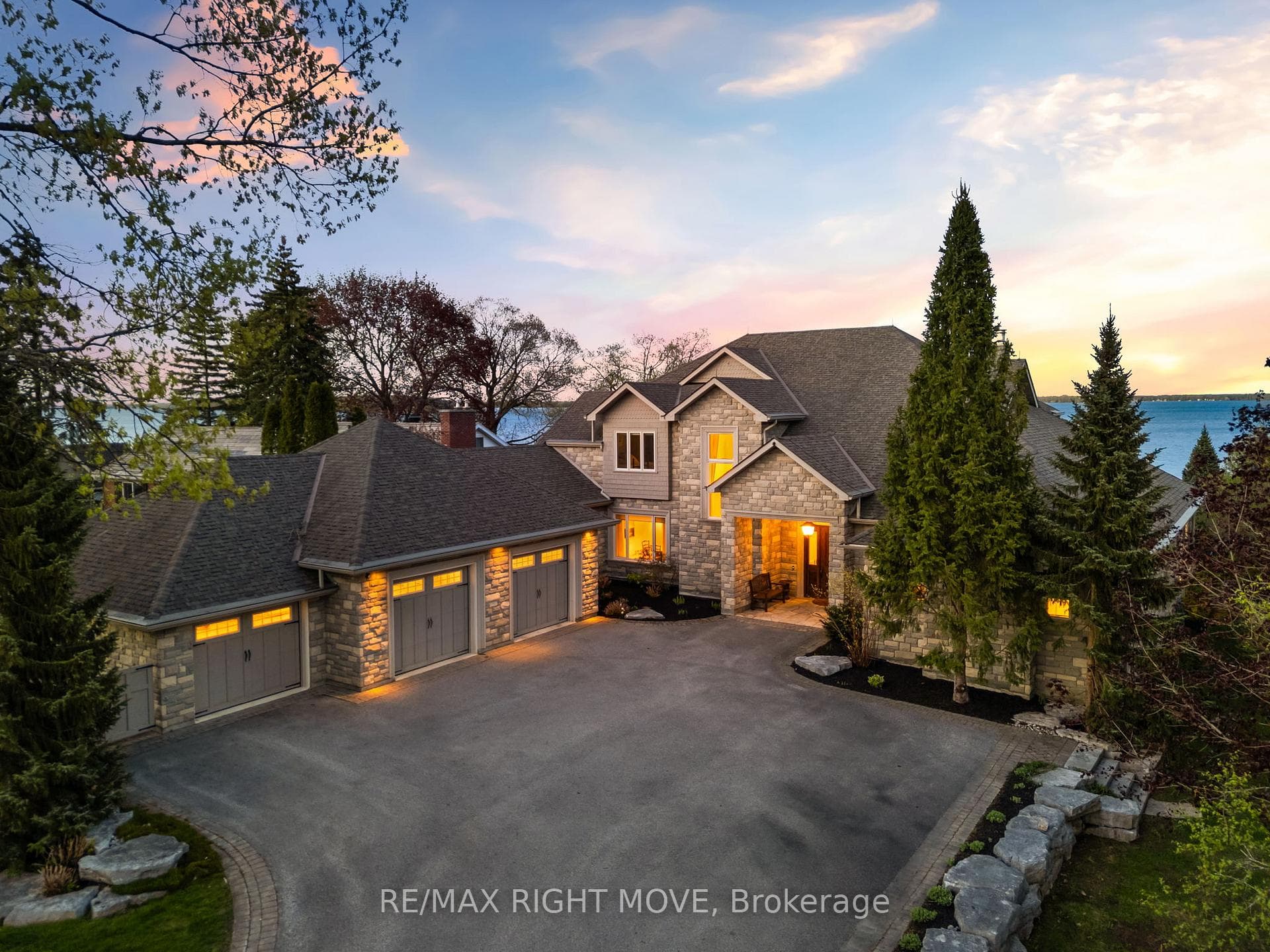 28 Maple Drive, Orillia, ON L3V 3W2