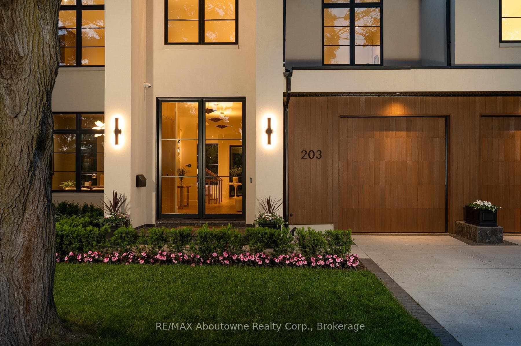 203 Weybourne Road, Oakville, ON L6K 2T7