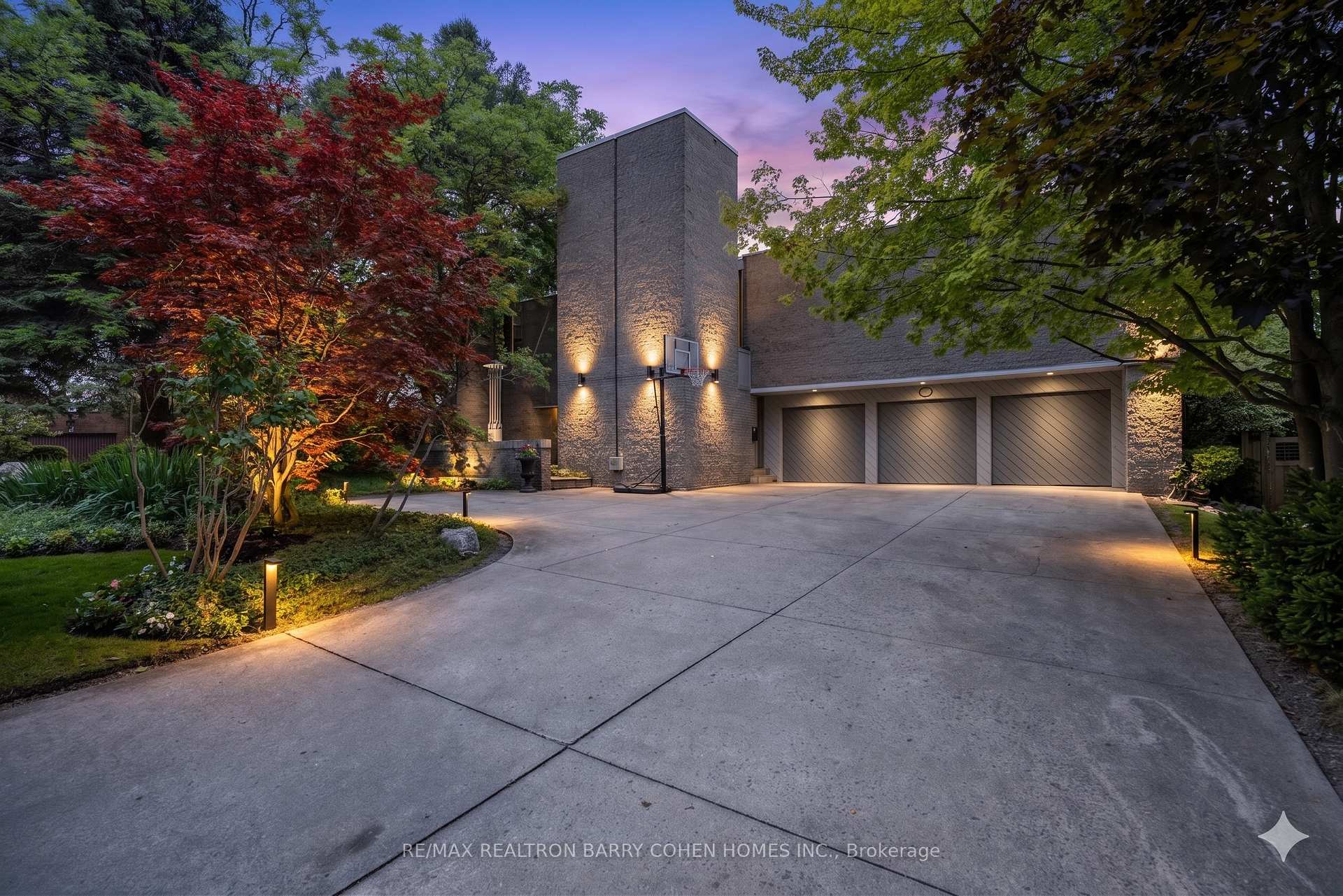 10 Penwood Crescent, Toronto, ON M3B 2B9
