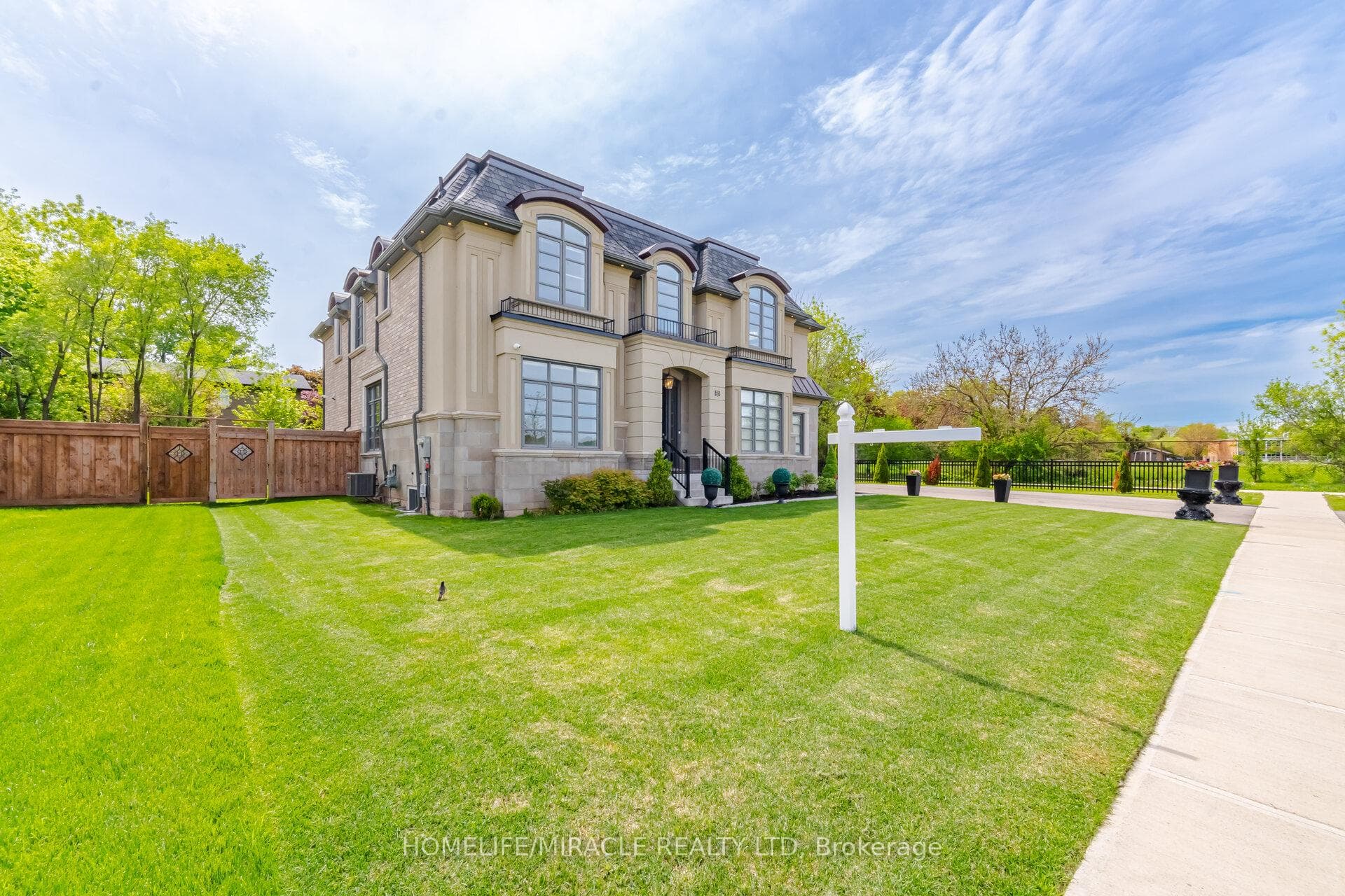 225 Prince George Crescent, Oakville, ON L6L 6P2