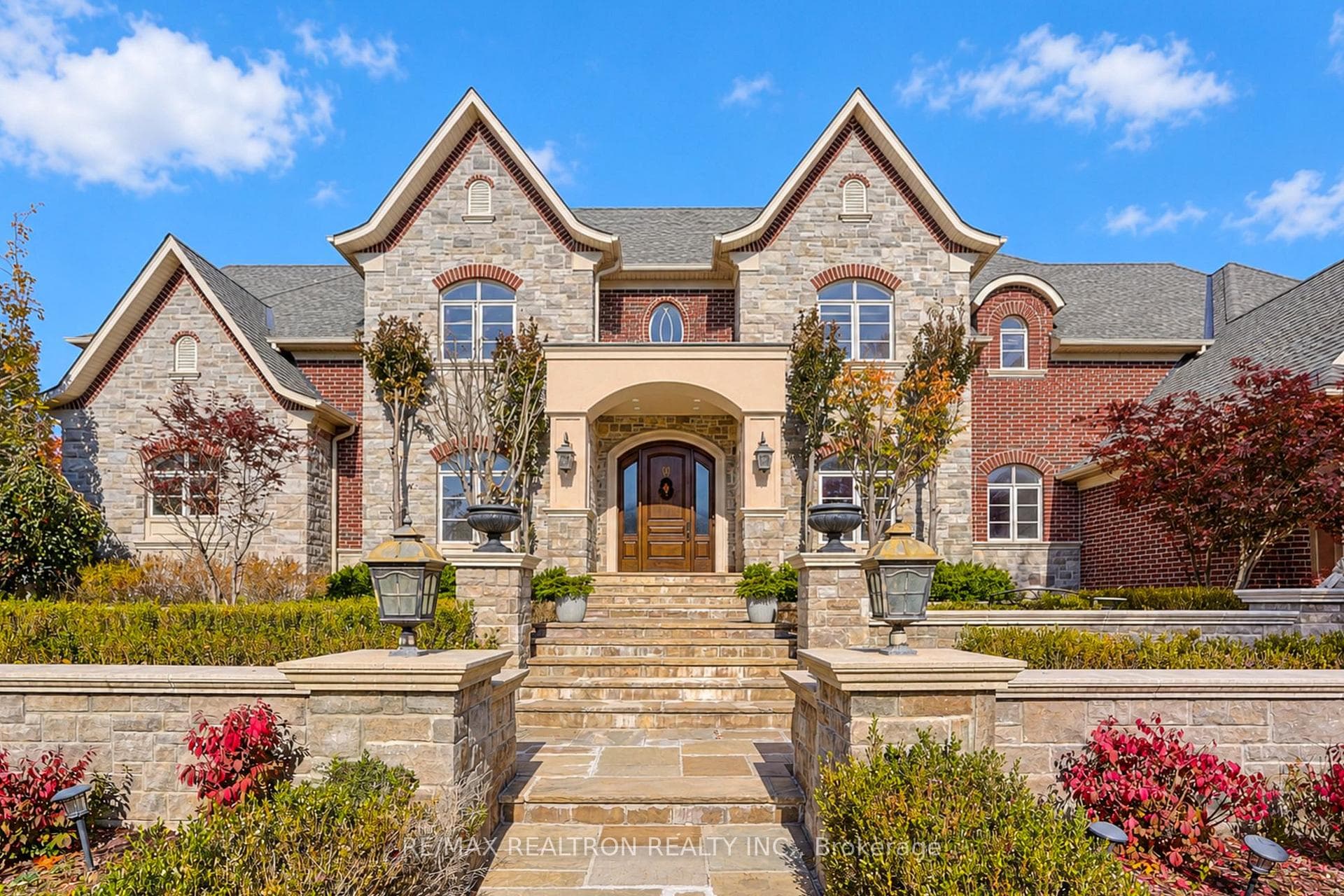 2 Beau Court, Aurora, ON L4G 0H4