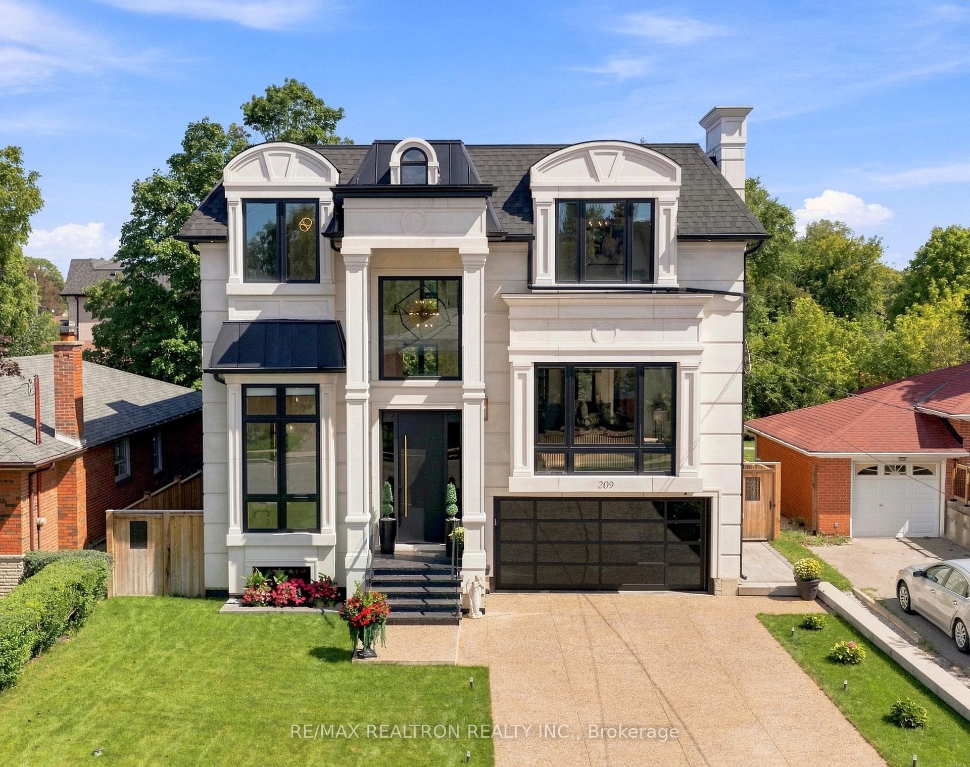 209 Sussex Avenue, Richmond Hill, ON L4C 2G3