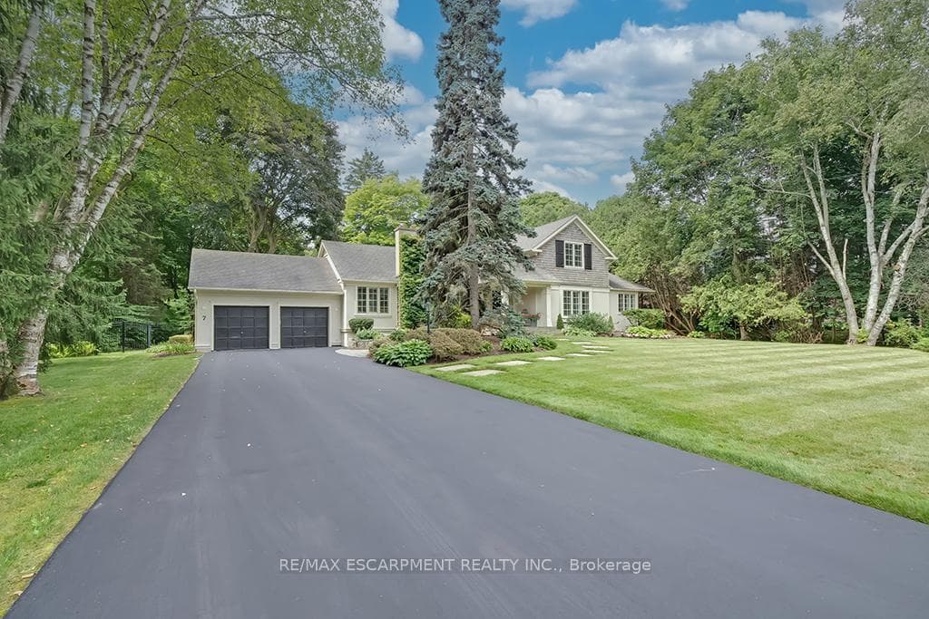 7 Colonial Crescent, Oakville, ON L6J 4K8