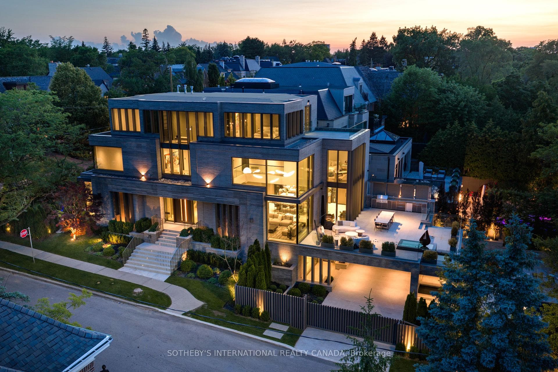 211 Dunvegan Road, Toronto, ON M5P 2P3