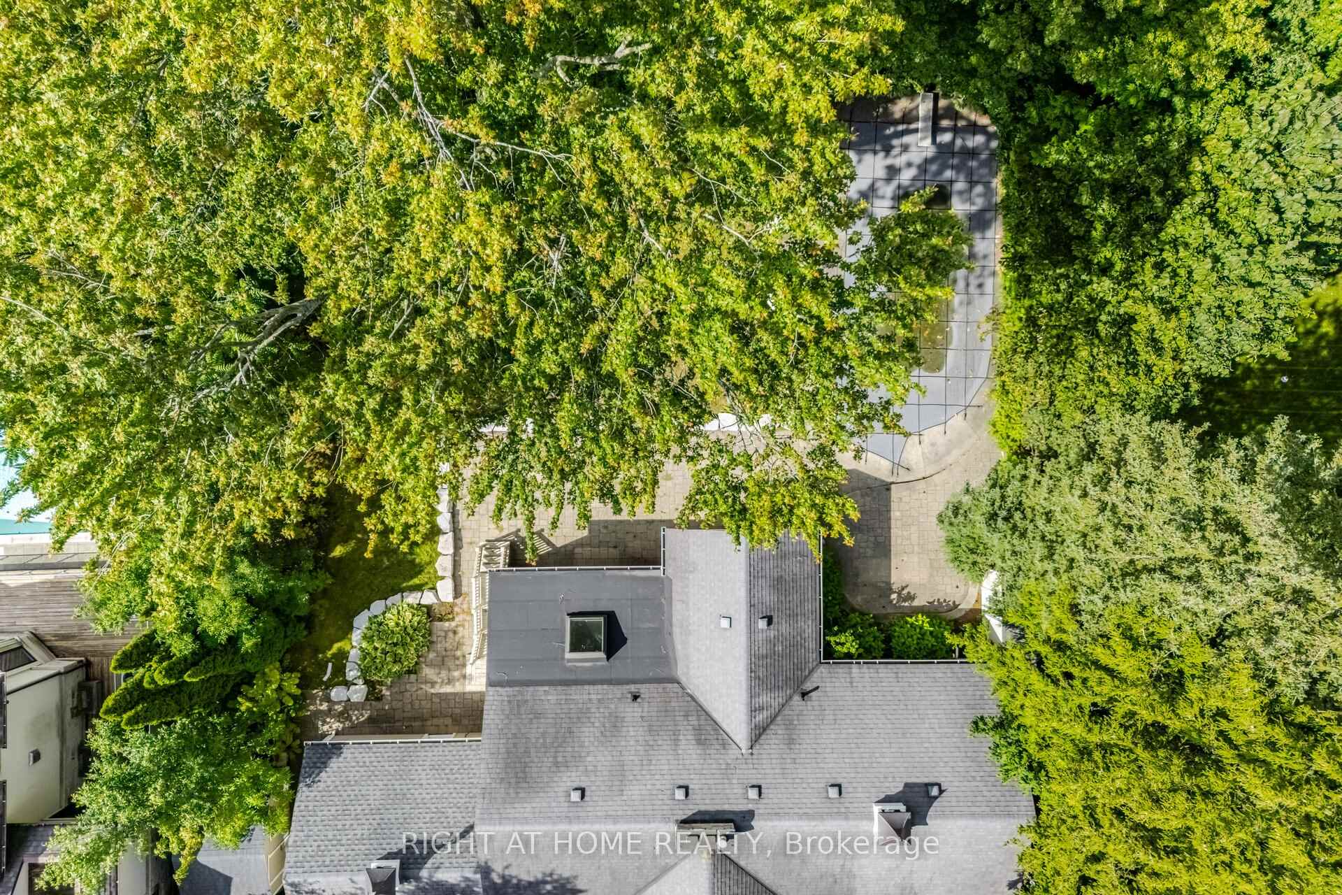 1037 Lakeshore Road W, Oakville, ON L6L 1E7