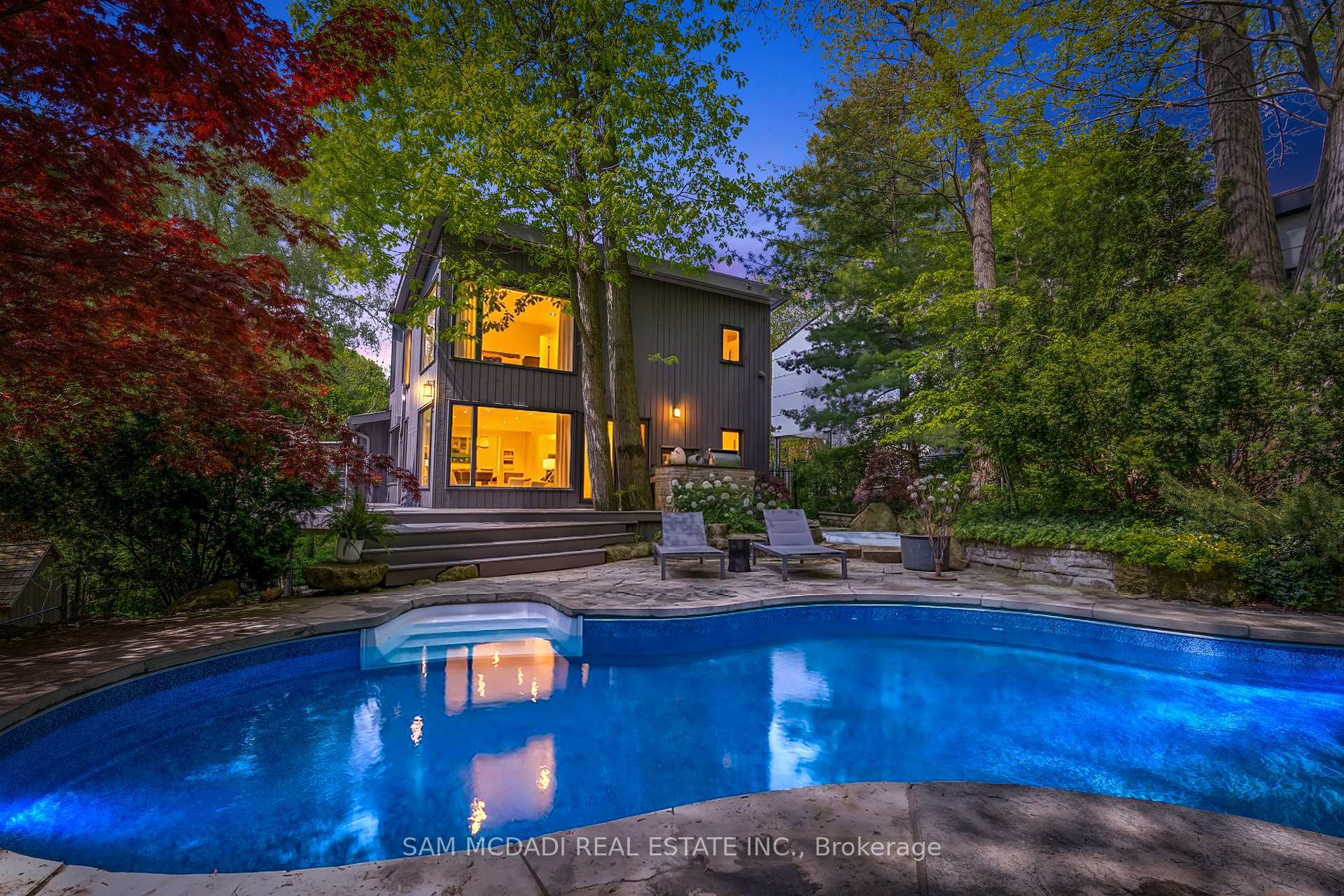 1273 Queen Victoria Avenue, Mississauga, ON L5H 3H2
