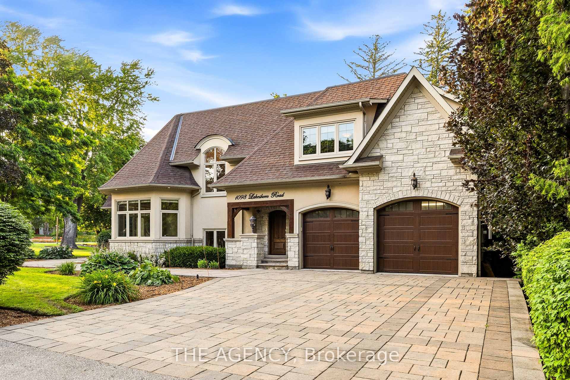 1098 Lakeshore Road W, Oakville, ON L6L 1E9
