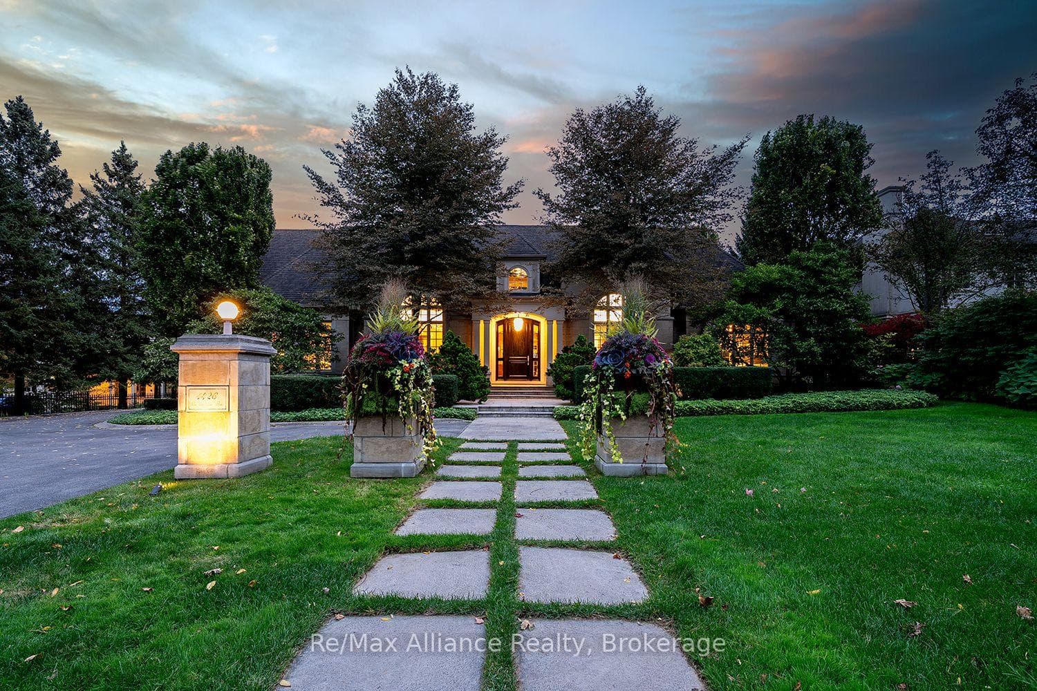 1426 Lakeshore Road E, Oakville, ON L6J 1M1