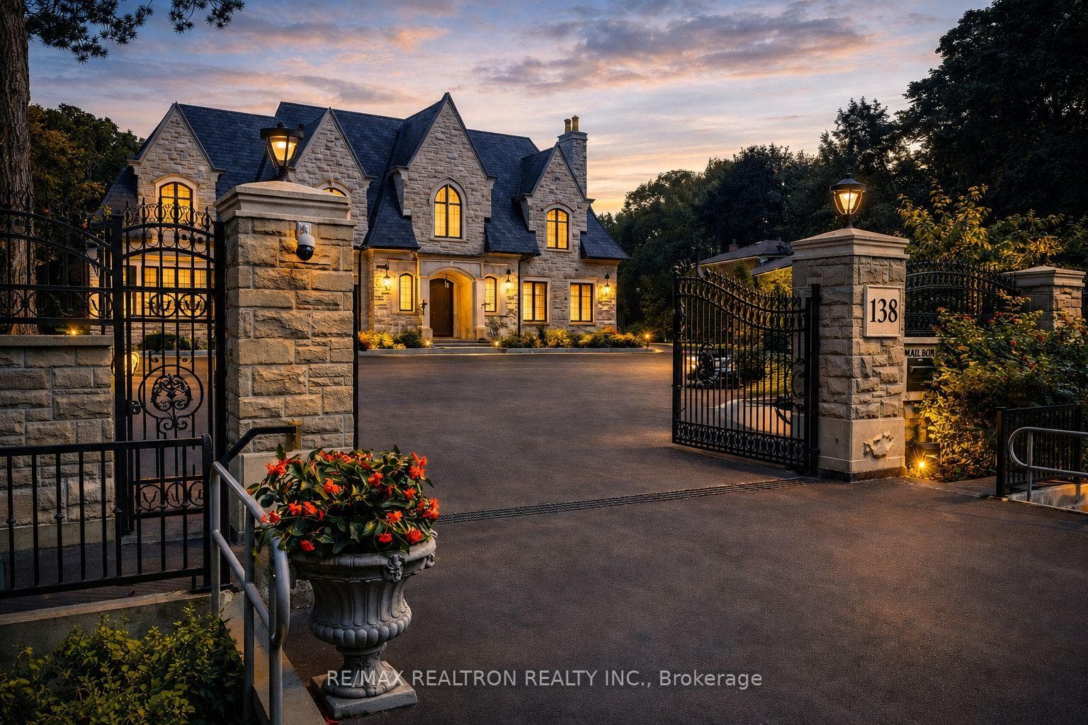 138 Centre Street, Vaughan, ON L4J 1G4