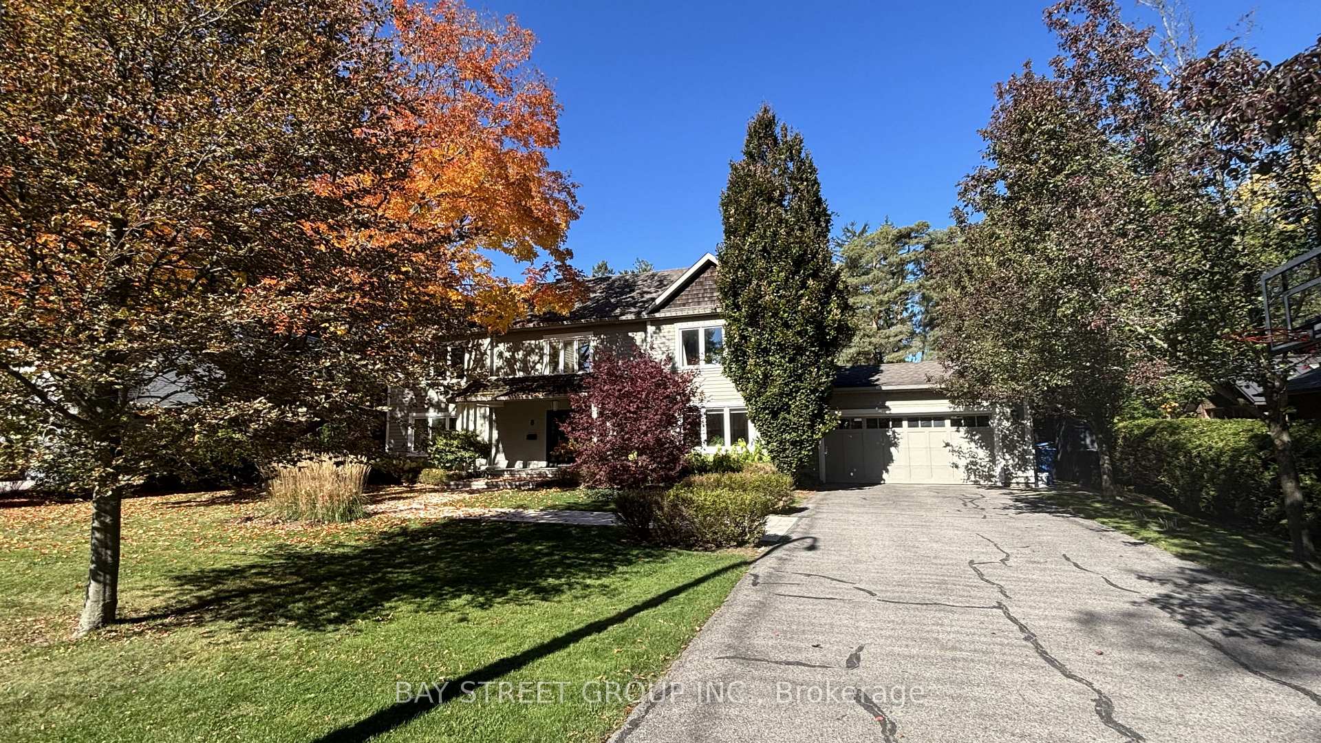 8 Dodie Street, Aurora, ON L4G 2L2