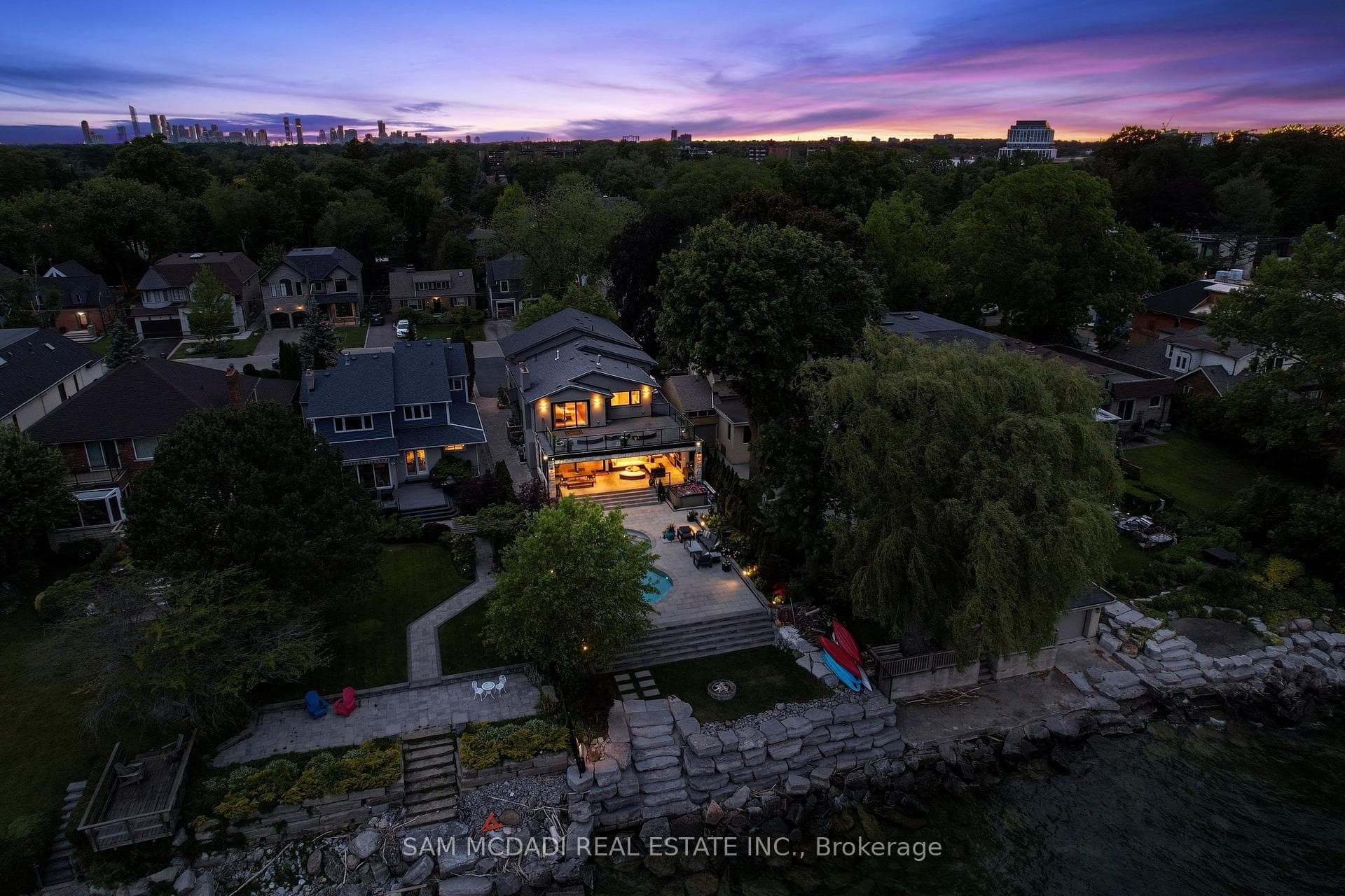 102 Cumberland Drive, Mississauga, ON L5G 3M8